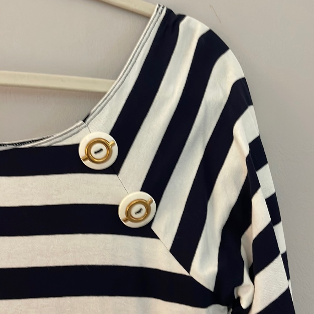 🌟NWOT’s Lovely Apart Top. Size 8🌟